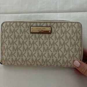 Michael Kors Signature Zip-Around Wallet: Vanilla/Beige/Gold